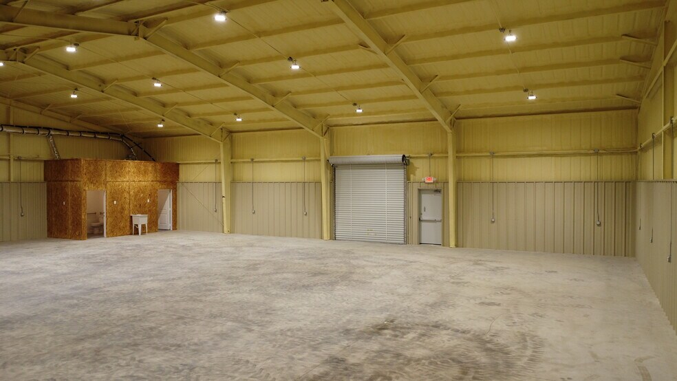 More Photos Of 16013 FM 429, Terrell Flex For Lease