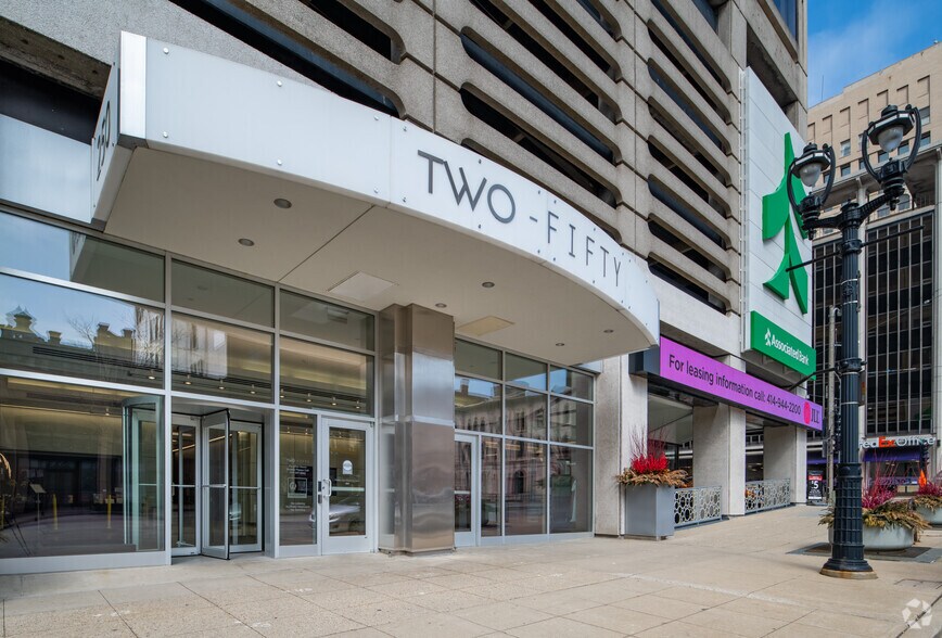 250 E Wisconsin Ave, Milwaukee, WI 53202 - Coworking Space Cityfeet.com