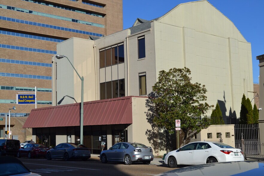 More Photos Of 138 N B B King Blvd, Memphis Office For Sale