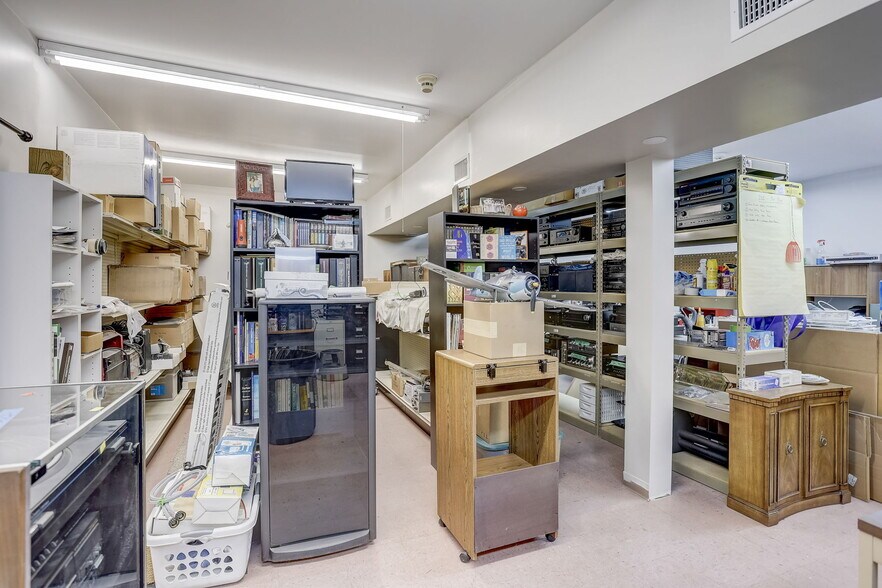 More Photos Of 329 Otter St, Bristol Flex For Lease