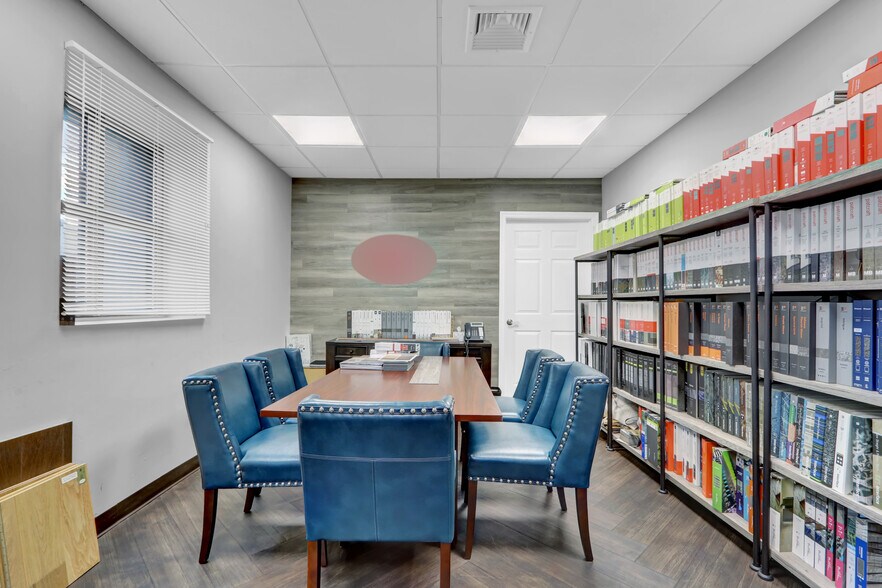 More Photos Of 665 Commercial Ave, Garden City Showroom For Sale