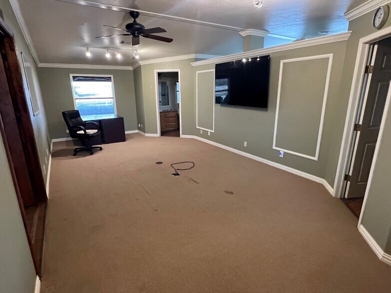 More Photos Of 500 Dennis Rd, Weatherford Flex For Lease