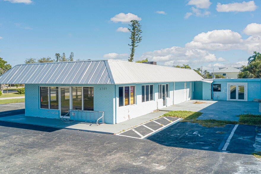 More Photos Of 6101 Estero Blvd, Fort Myers Restaurant For Sale