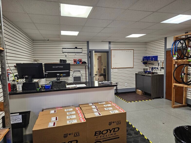 More Photos Of 1105 Old Buncombe Rd, Greenville Flex For Lease