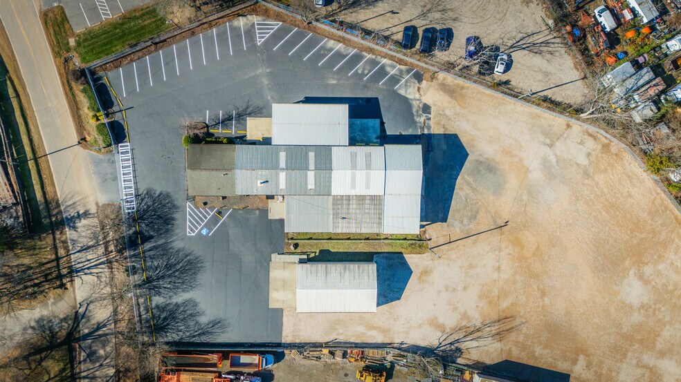 More Photos Of 12715 Downs Cir, Pineville Truck Terminal For Lease