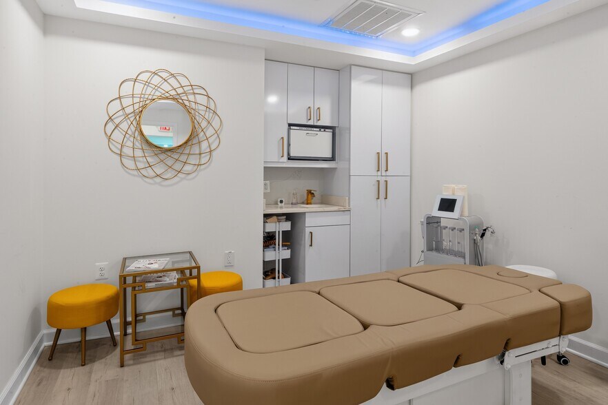 More Photos Of 7601 Lewinsville Rd, McLean Medical For Sale