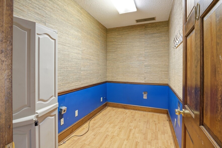 More Photos Of 5808 Monroe Rd, Charlotte Office For Sale