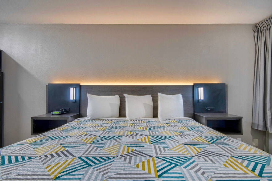 More Photos Of 26010 Southwest Fwy, Rosenberg Hotel For Sale