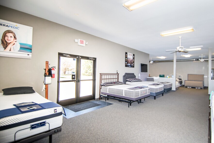 More Photos Of 633 E Main St, Anoka Freestanding For Sale