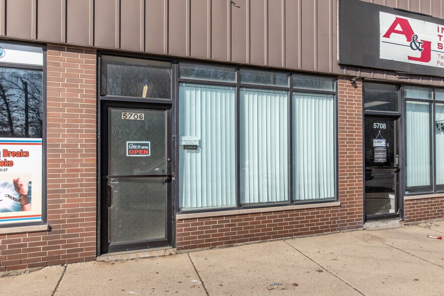 More Photos Of 5700-5716 N Western Ave, Chicago Storefront For Lease