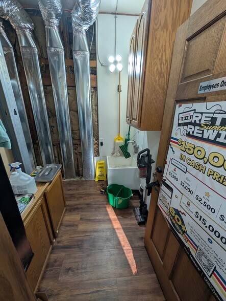 More Photos Of 518 W Main St, Kirkland Freestanding For Sale