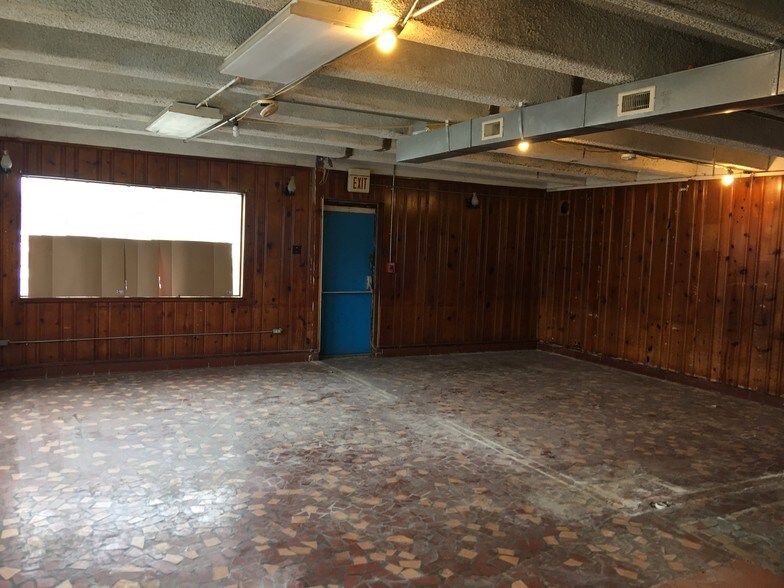 More Photos Of 6033-6079 US Highway 51 N, Millington Service Station For Sale