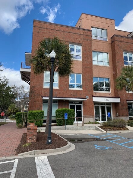 More Photos Of 245 Seven Farms Dr, Daniel Island Office For Lease