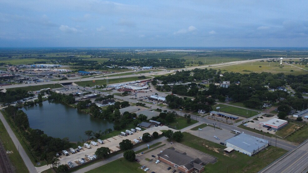 More Photos Of 230 Moody Rd, Sealy Freestanding For Lease