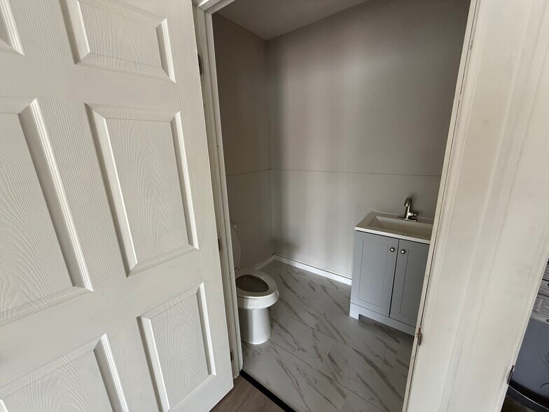 More Photos Of 2809 Market St, Baytown Office Residential For Lease