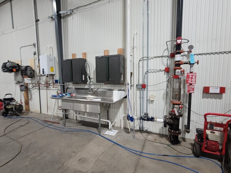 More Photos Of 3131 Halvor Ln, Superior Light Distribution For Lease
