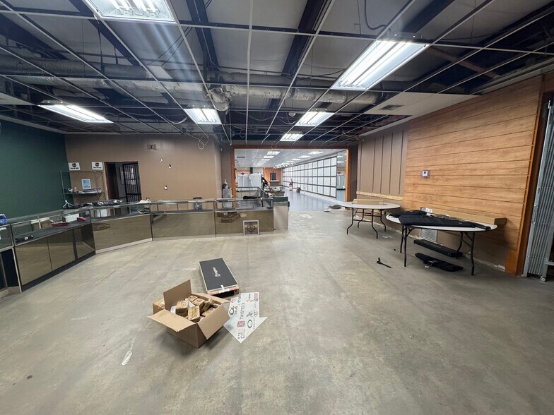 More Photos Of 990 N Daleville Ave, Daleville Warehouse For Sale