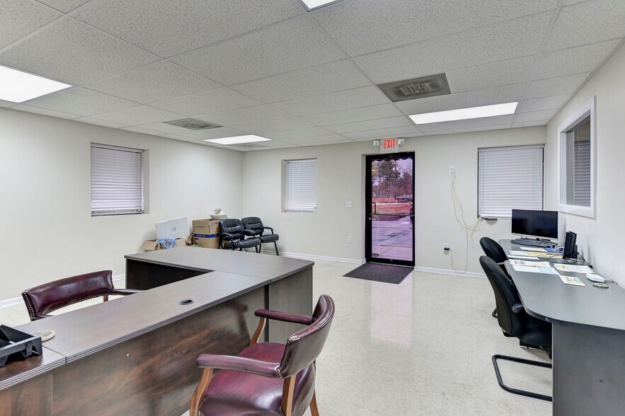More Photos Of 108 Prides Way, Lexington Light Distribution For Sale