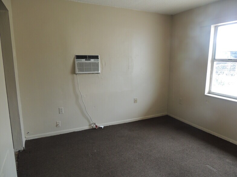 More Photos Of 408 N Ridgewood Dr, Sebring Freestanding For Sale