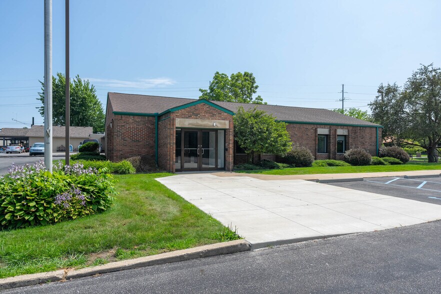 More Photos Of 69055 N Main St, Richmond Bank For Lease