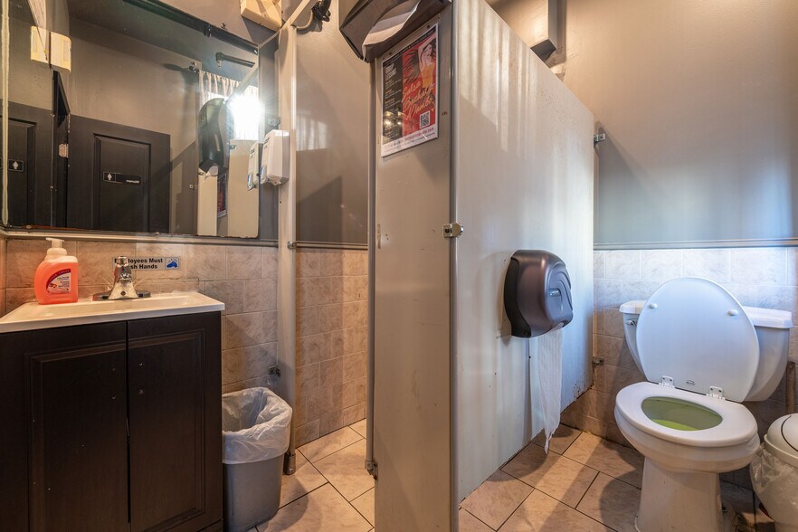 More Photos Of 112 Chestnut St, Philadelphia Storefront Retail Residential For Sale