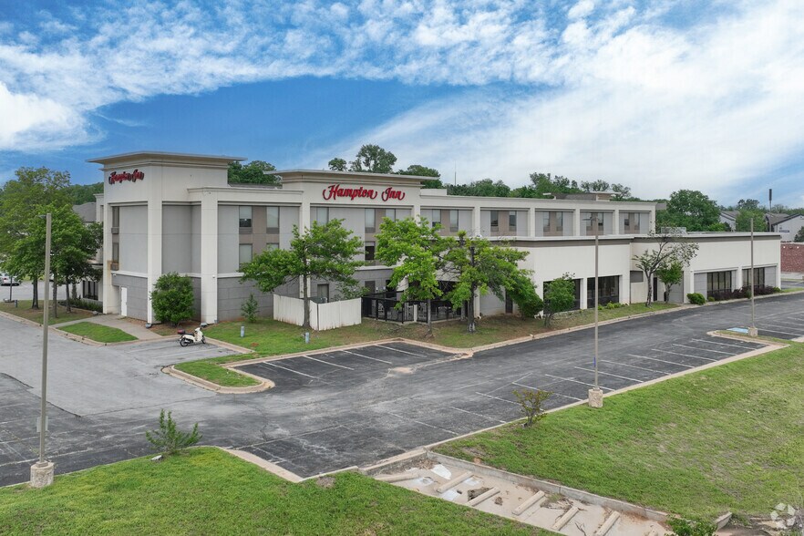 More Photos Of 7852 W Parkway Blvd, Tulsa Hotel For Sale