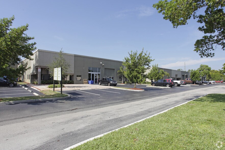 More Photos Of 410-442 S Military Trl, Deerfield Beach Warehouse For Lease