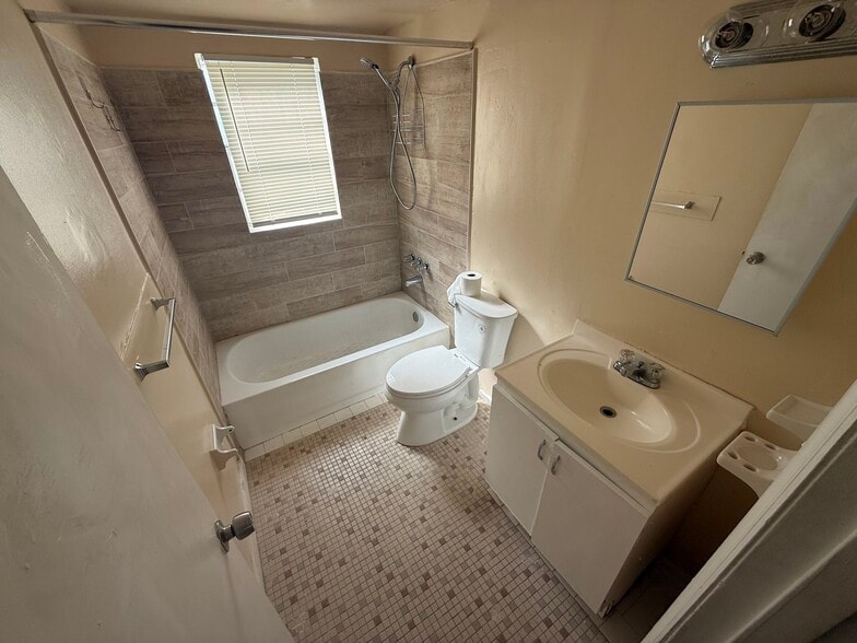 More Photos Of 1825 40th Ave, Vero Beach Apartments For Sale