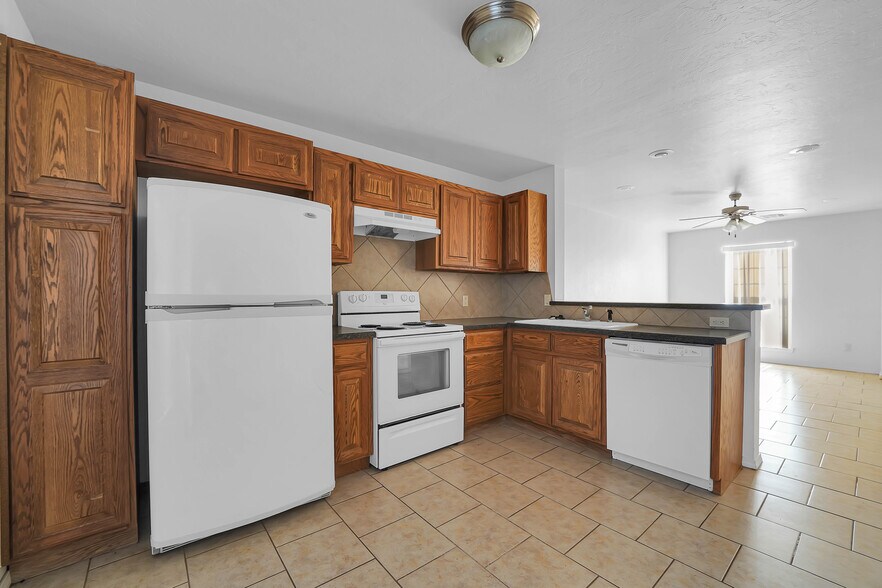 More Photos Of 1501 Wade St, Sayre Apartments For Sale