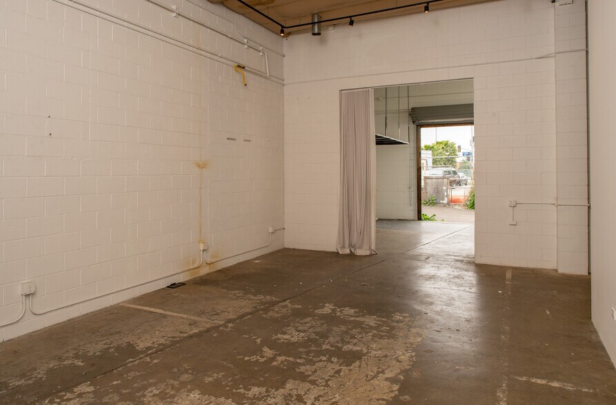 More Photos Of 3641-3645 10th Ave, Los Angeles Showroom For Lease