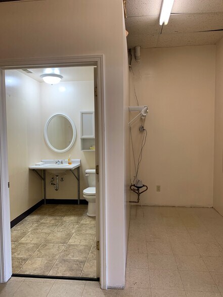 More Photos Of 1003-1047 W 7th St, Auburn Unknown For Lease