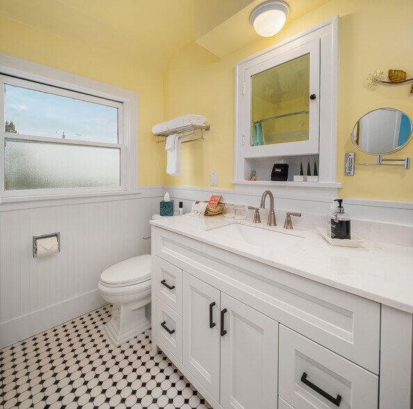 More Photos Of 131 E 12th St, Port Angeles Hotel For Sale