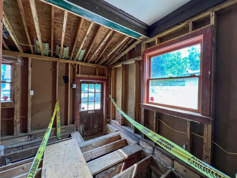 More Photos Of 1 Swan St, Asheville Freestanding For Sale