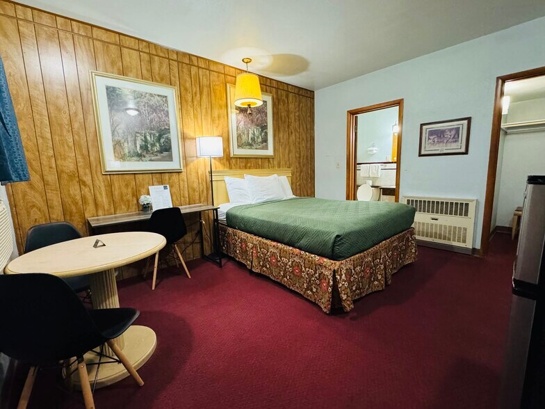 More Photos Of 606 W Holme St, Norton Hotel For Sale