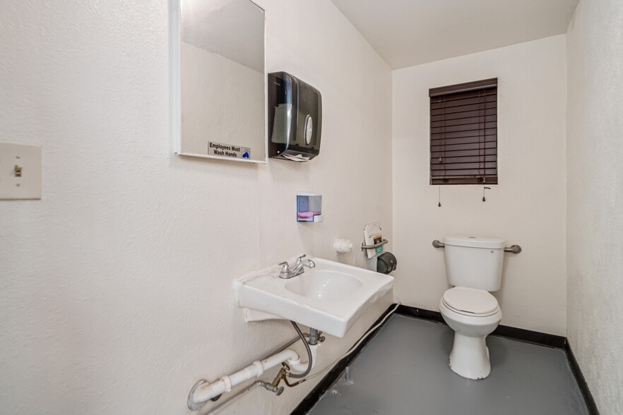 More Photos Of 8837 E Palmdale Blvd, Palmdale Research And Development For Sale