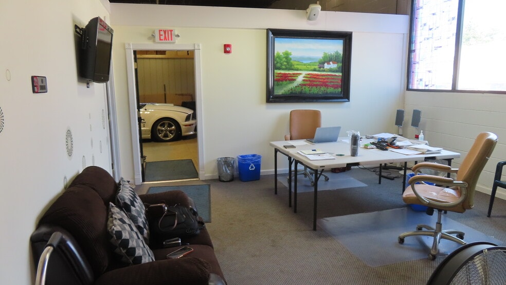 More Photos Of 108 Grant Ave, Plainfield Light Distribution For Lease