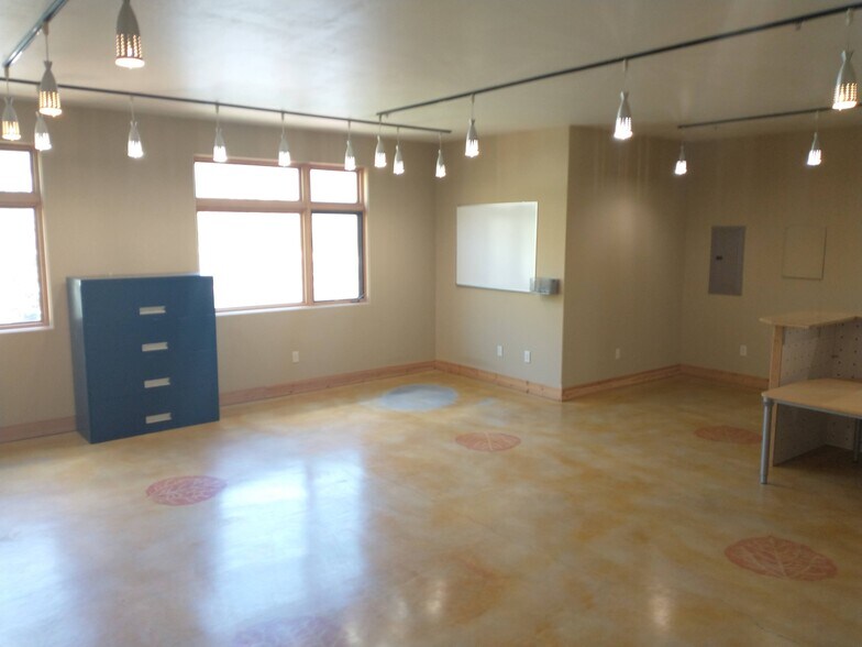 More Photos Of 32 Market Pl, Big Sky Medical For Sale