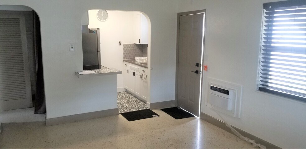 More Photos Of 1933 Dewey St, Hollywood Apartments For Sale