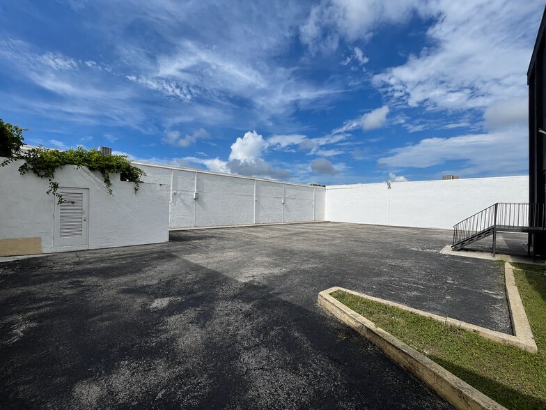More Photos Of 2150 NW 21st St, Miami Office For Lease