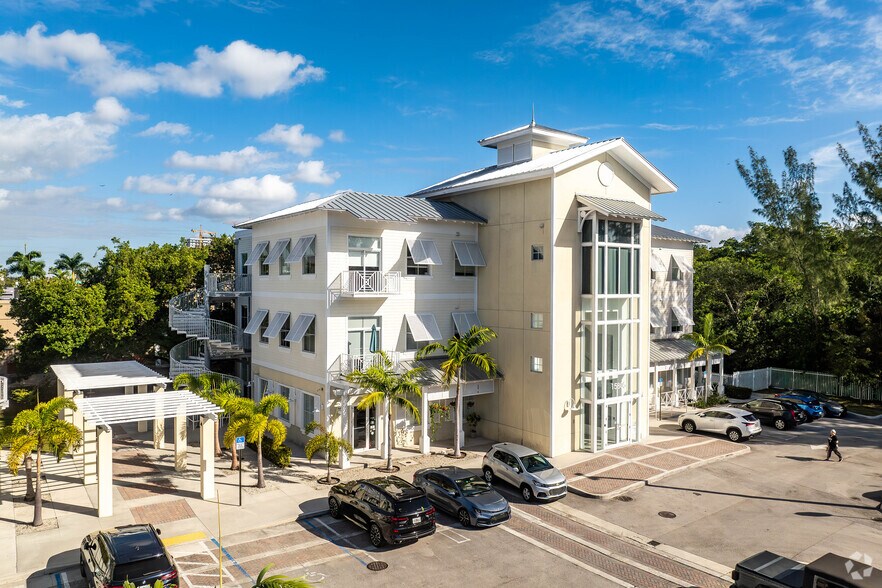 More Photos Of 15801 Biscayne Blvd, North Miami Beach Unknown For Lease