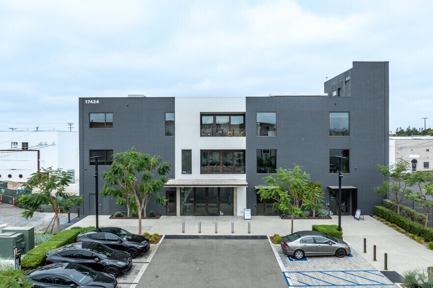 More Photos Of 17434 Bellflower Blvd, Bellflower General Retail For Lease