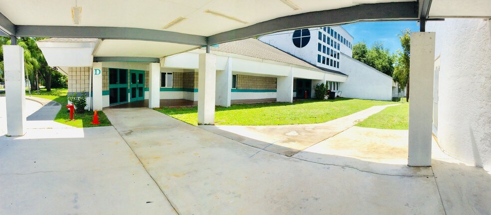 More Photos Of 940 Tarpon St, Fort Myers Schools For Lease