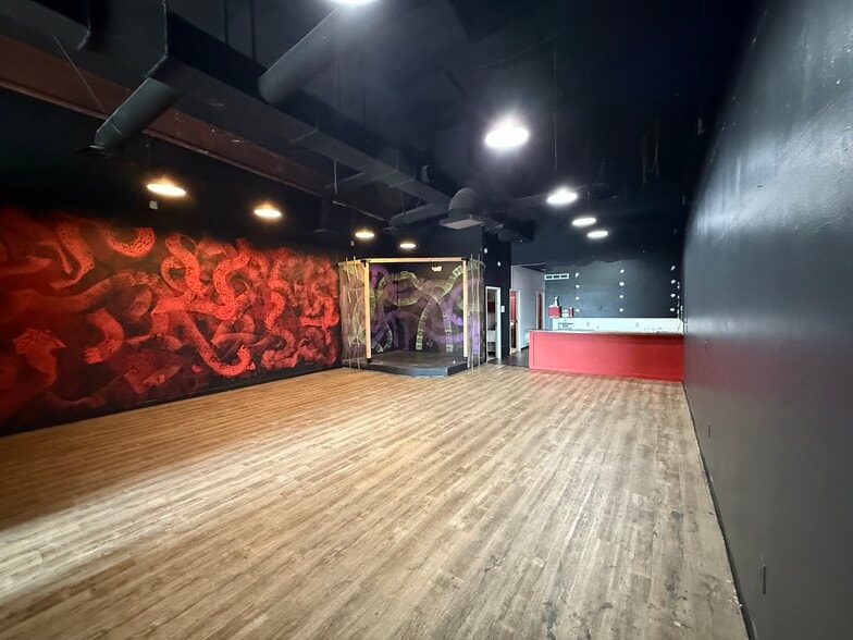 More Photos Of Armour, North Kansas City Unknown For Lease