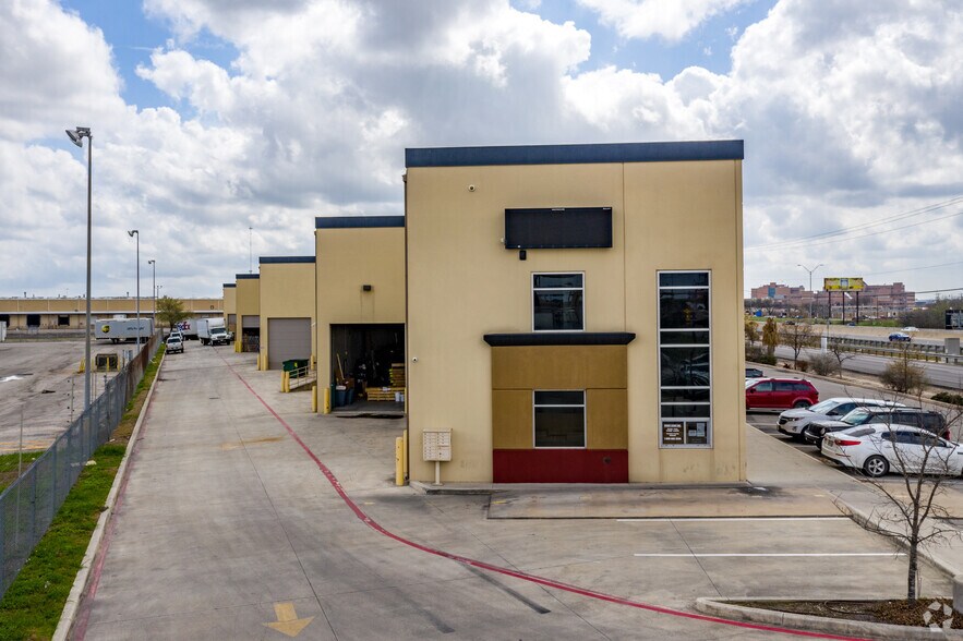 More Photos Of 4400-4420 N Interstate 35, San Antonio Showroom For Lease