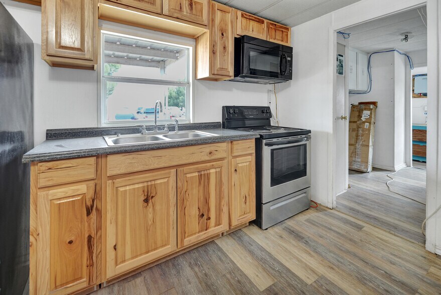 More Photos Of 9013 W County Road 160, Midland Showroom For Sale