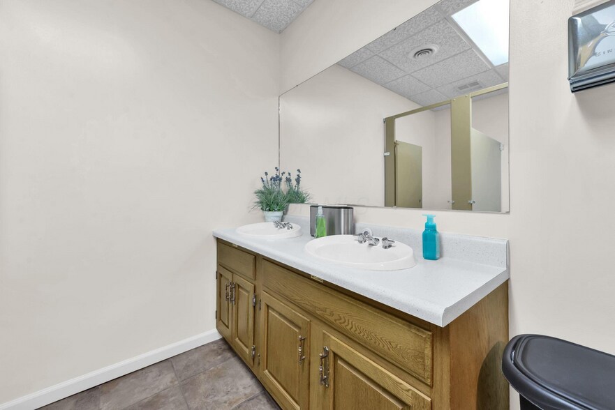 More Photos Of 444-454 E Center St, Marion Office For Sale