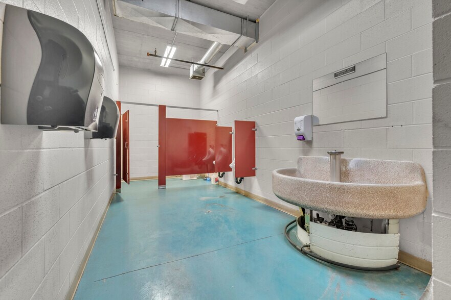 More Photos Of 599 Sprucewood Ave, Windsor Warehouse For Lease