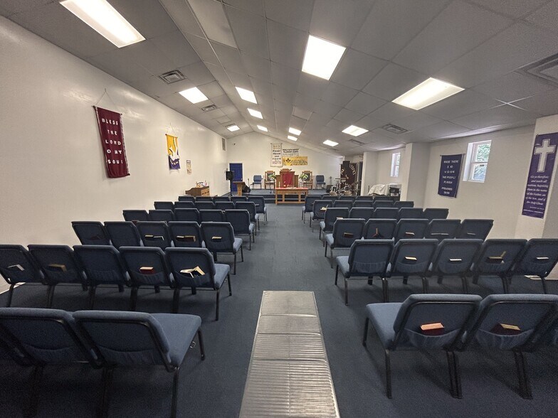 More Photos Of 10456 Pippin Rd, Cincinnati Office For Sale