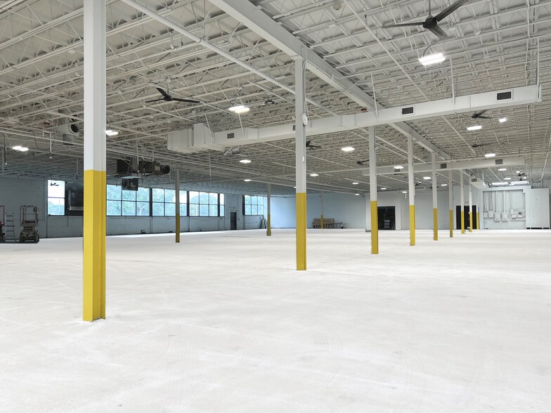 More Photos Of 50 Nassau Terminal Rd, New Hyde Park Warehouse For Lease
