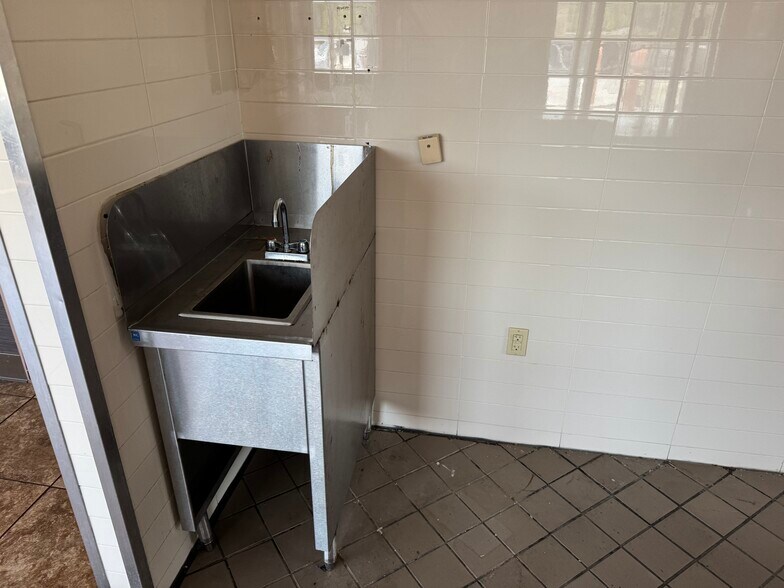 More Photos Of 855 S Broadway, Wind Gap General Retail For Lease